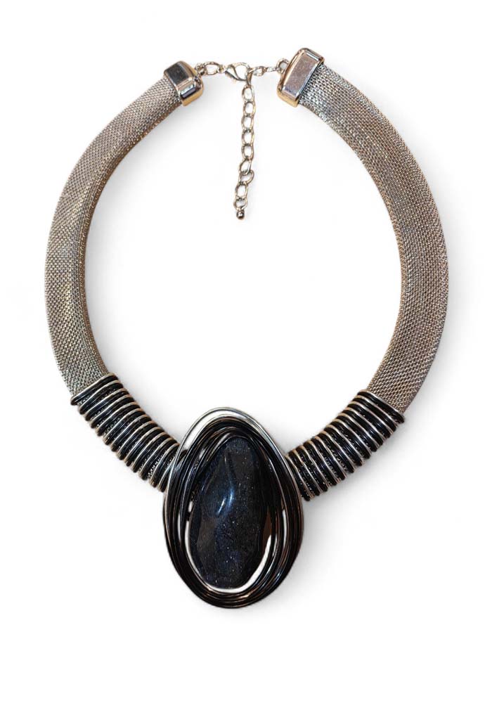 Statement ασημί κολιέ Stone με μεγάλη διακοσμητική πέτρα σε μαύρο.