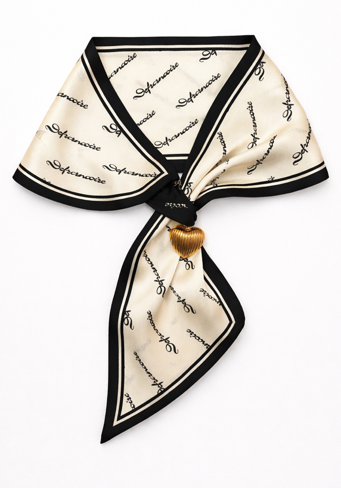 Κολιέ Trending 1 με ασπρόμαυρο φουλάρι και μεταλλική χρυσή καρδιά.