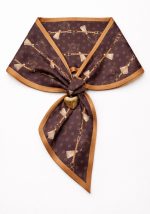 Καφέ κολιέ Trending 4 με φουλάρι και χρυσό μεταλλικό διακοσμητικό.