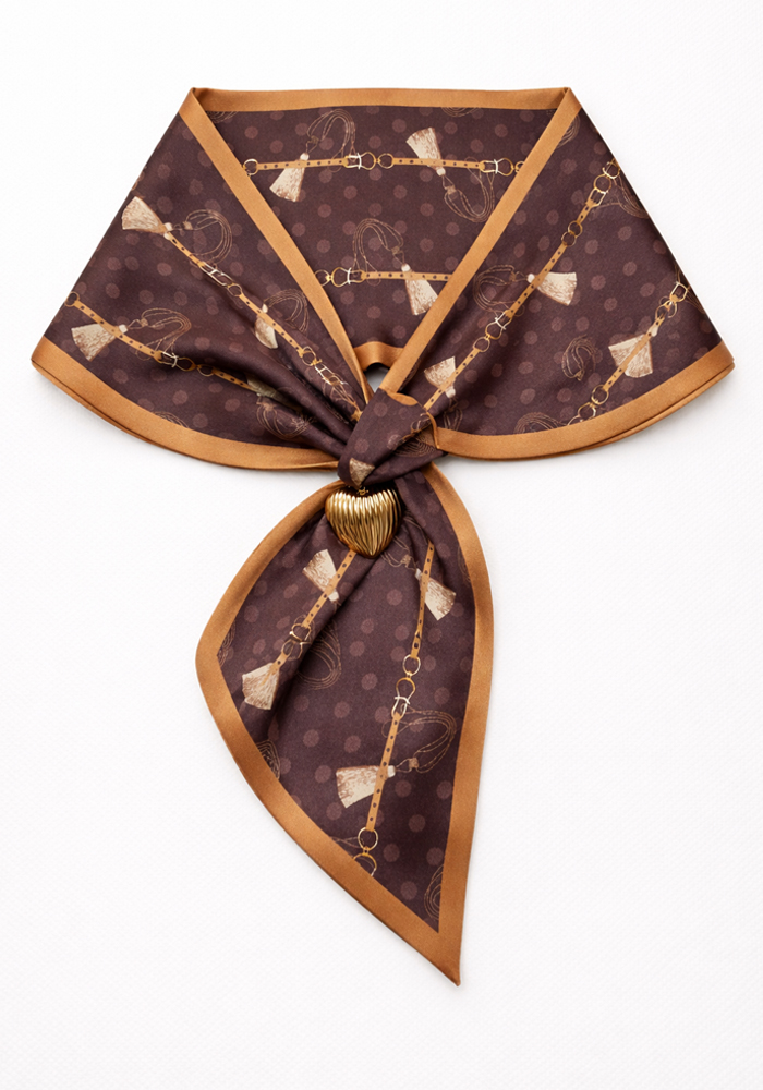 Καφέ κολιέ Trending 4 με φουλάρι και χρυσό μεταλλικό διακοσμητικό.