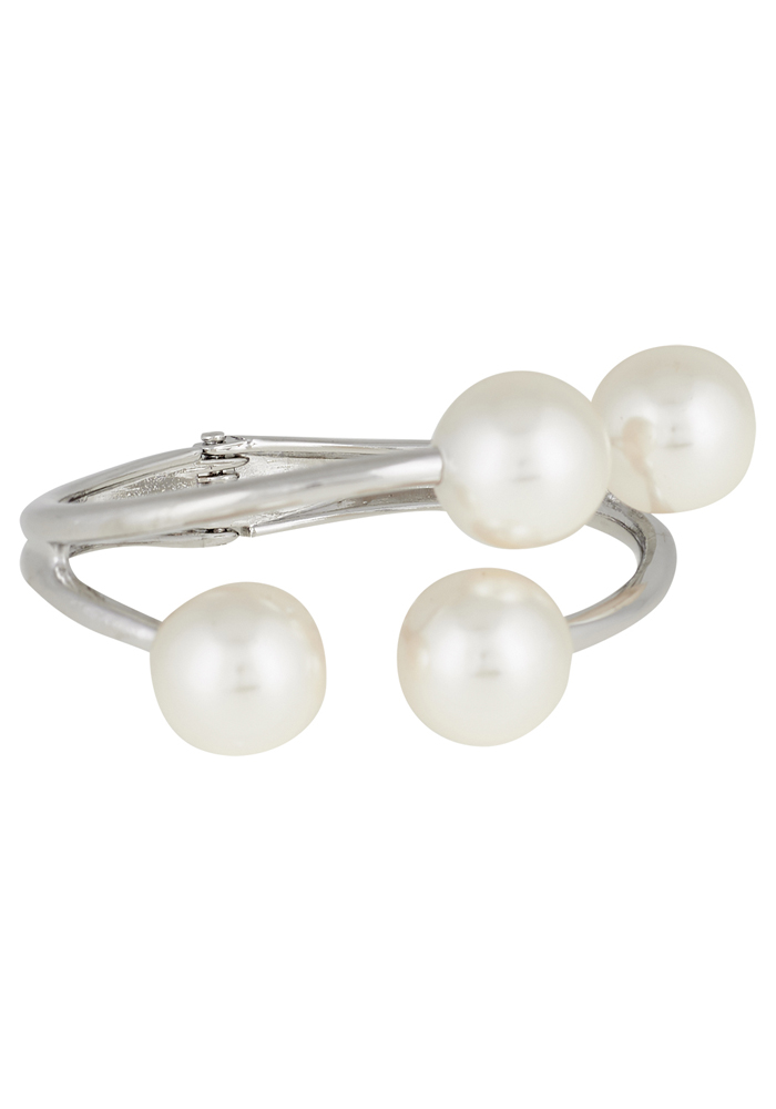 Ασημί μεταλλικό βραχιόλι χειροπέδα με πέρλες στο κλείσιμο.