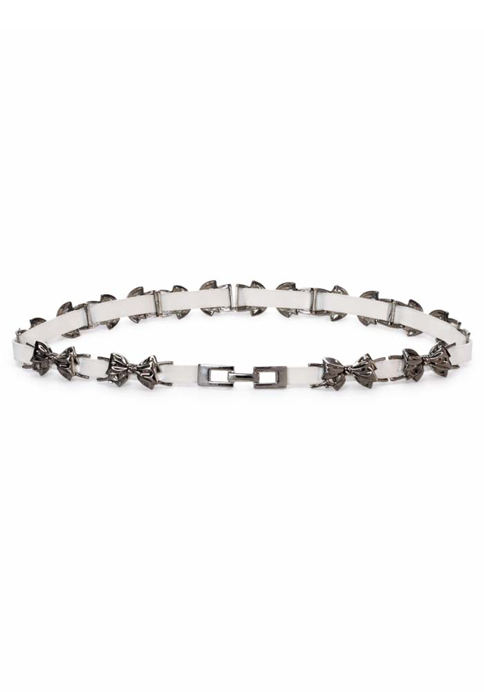 Λευκή ελαστική ζώνη Bow με μεταλλικούς φιόγκους και μεταλλικό κούμπωμα.