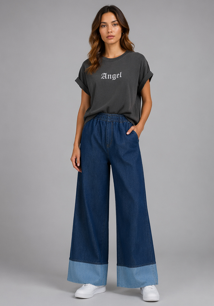 Cropped μπλε denim παντελόνα Debbie wide leg με λάστιχο στη μέση και ρεβέρ στο τελείωμα.