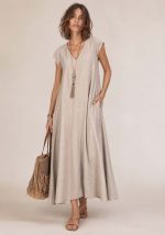 Μπεζ maxi φόρεμα Dido με loose γραμμή, V λαιμόκοψη και πρακτικές πλαϊνές τσέπες.