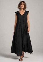 Μαύρο maxi φόρεμα Dido με loose γραμμή, V λαιμόκοψη και πρακτικές πλαϊνές τσέπες.