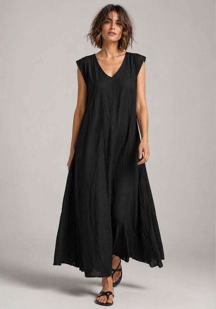 Μαύρο maxi φόρεμα Dido με loose γραμμή, V λαιμόκοψη και πρακτικές πλαϊνές τσέπες.