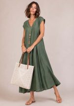 Χακί maxi φόρεμα Dido με loose γραμμή, V λαιμόκοψη και πρακτικές πλαϊνές τσέπες.