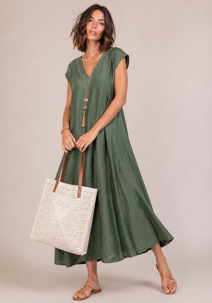 Χακί maxi φόρεμα Dido με loose γραμμή, V λαιμόκοψη και πρακτικές πλαϊνές τσέπες.