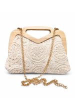 Clutch τσάντα Dorothy με δαντέλα και ξύλινη λαβή σε εκρού χρώμα.