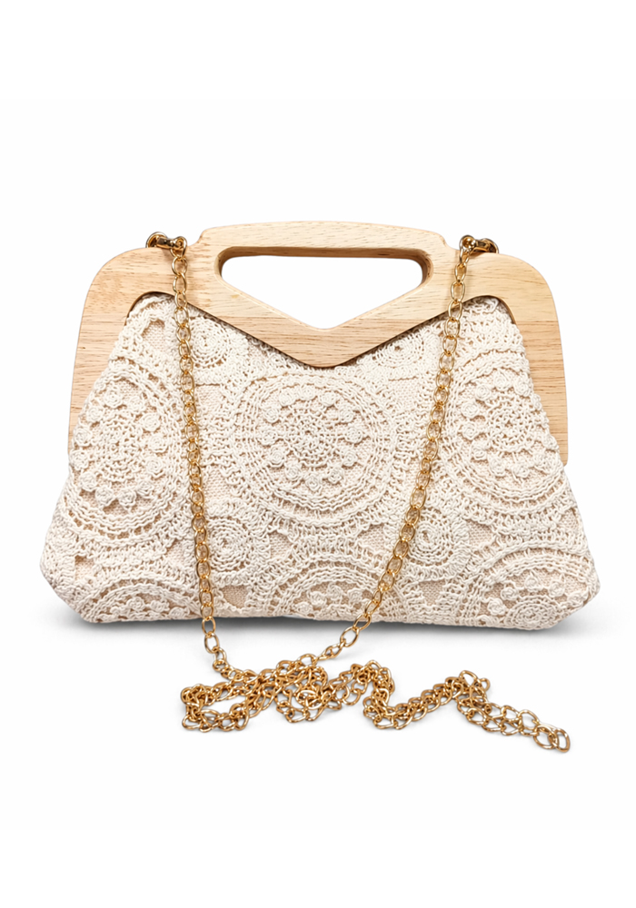 Clutch τσάντα Dorothy με δαντέλα και ξύλινη λαβή σε εκρού χρώμα.