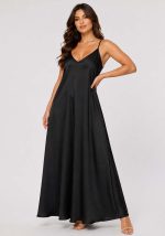 Σατέν maxi φόρεμα Gaia σε μαύρο χρώμα με λεπτές τιράντες και ρευστή γραμμή.