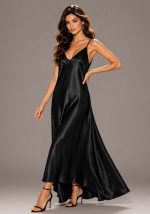 Σατέν maxi φόρεμα Gaia σε μαύρο χρώμα με λεπτές τιράντες και ρευστή γραμμή.