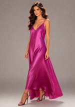 Σατέν maxi φόρεμα Gaia σε φούξια απόχρωση με λεπτές τιράντες και ρευστή γραμμή.