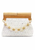 Λευκή clutch τσάντα Madlin με δαντέλα, ξύλινο κούμπωμα και αποσπώμενες χρυσές αλυσίδες.