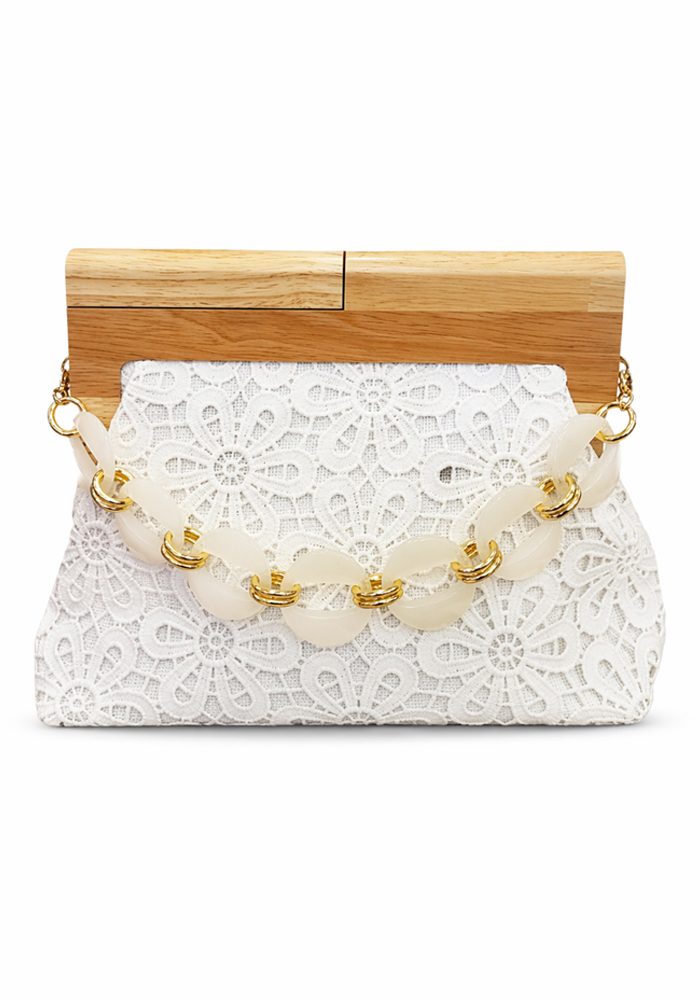 Λευκή clutch τσάντα Madlin με δαντέλα, ξύλινο κούμπωμα και αποσπώμενες χρυσές αλυσίδες.