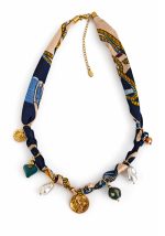 Κολιέ Nola με υφασμάτινη printed αλυσίδα και διακοσμητικά charms σε χρυσό και πέτρες.