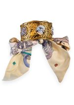 Χρυσό βραχιόλι Rumer χειροπέδα με υφασμάτινο printed φουλάρι δεμένο.