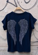 Γυναικείο t-shirt "Angel" σε μαύρο χρώμα με στρας φτερά στην πλάτη