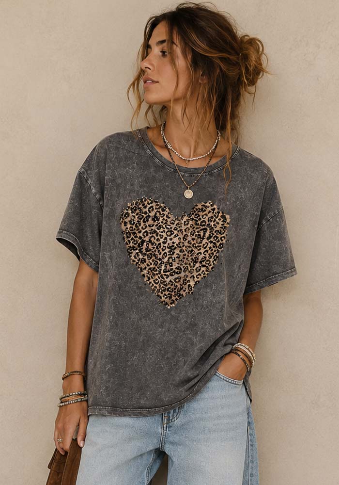 Γκρι acid wash t-shirt Leo heart με leopard heart print
