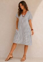 Ριγέ midi φόρεμα Nautical σε λευκό με μπλε, από cotton linen ύφασμα με κοντό μανίκι, τσέπες και άνετη γραμμή