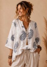 Λευκή cotton boho μπλούζα Paisley με broderie λεπτομέρειες και μπλε paisley print