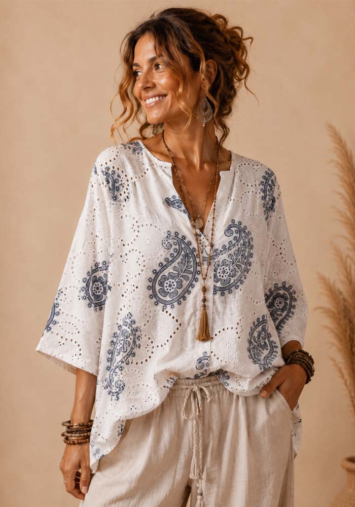 Λευκή cotton boho μπλούζα Paisley με broderie λεπτομέρειες και μπλε paisley print