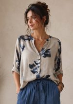 Oversized βαμβακερή μπλούζα Rio σε μπεζ απόχρωση με μπλε floral print, V λαιμόκοψη
