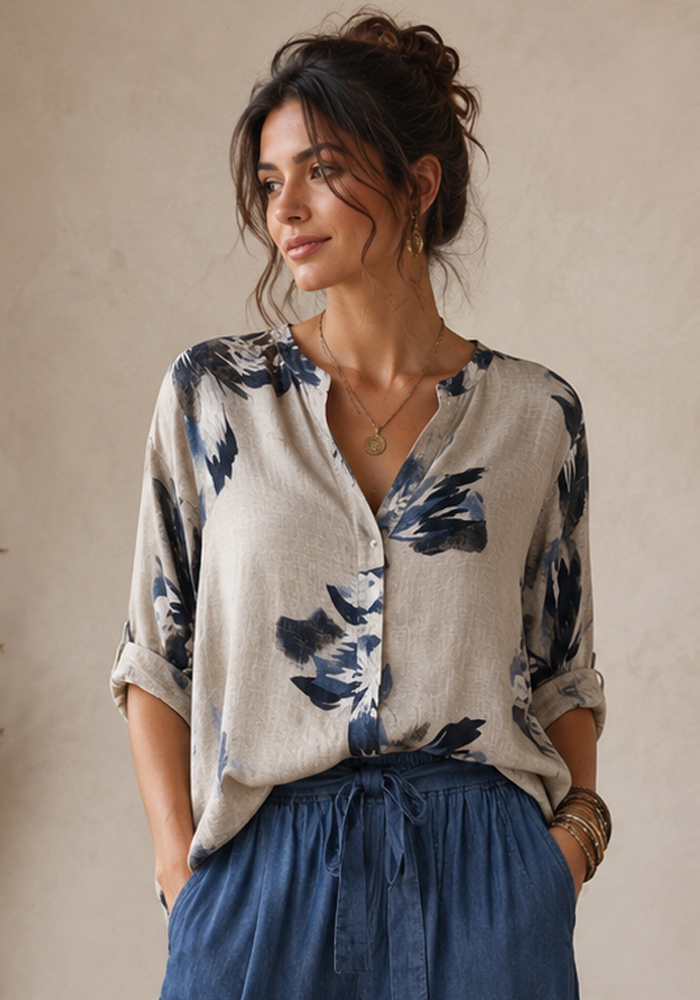 Oversized βαμβακερή μπλούζα Rio σε μπεζ απόχρωση με μπλε floral print, V λαιμόκοψη