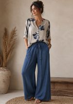 Oversized βαμβακερή μπλούζα Rio σε μπεζ απόχρωση με μπλε floral print, V λαιμόκοψη