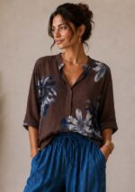 Oversized βαμβακερή μπλούζα Rio σε καφέ απόχρωση με μπλε floral print, V λαιμόκοψη