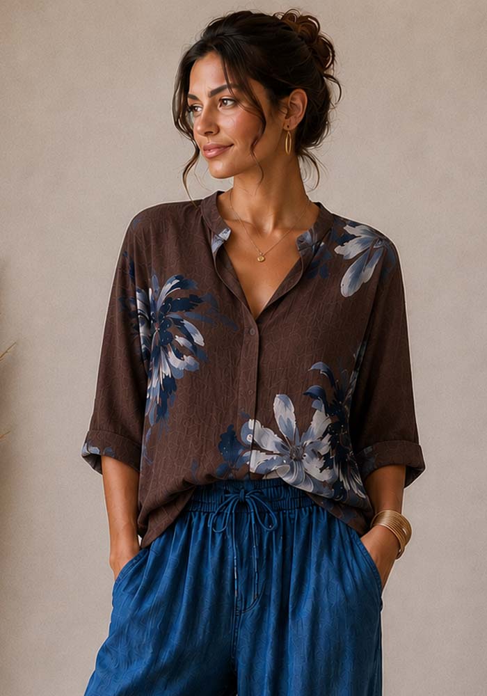 Oversized βαμβακερή μπλούζα Rio σε καφέ απόχρωση με μπλε floral print, V λαιμόκοψη