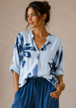 Oversized βαμβακερή μπλούζα Rio σε σιέλ απόχρωση με μπλε floral print, V λαιμόκοψη