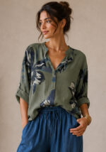 Oversized βαμβακερή μπλούζα Rio σε χακί απόχρωση με μπλε floral print, V λαιμόκοψη
