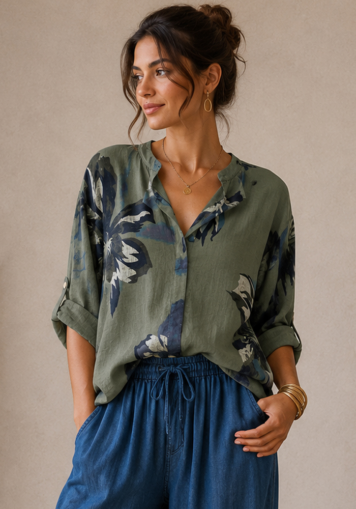 Oversized βαμβακερή μπλούζα Rio σε χακί απόχρωση με μπλε floral print, V λαιμόκοψη