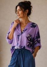 Oversized βαμβακερή μπλούζα Rio σε λιλά απόχρωση με μπλε floral print, V λαιμόκοψη