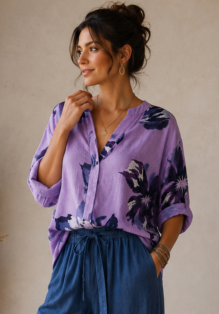 Oversized βαμβακερή μπλούζα Rio σε λιλά απόχρωση με μπλε floral print, V λαιμόκοψη