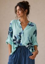 Oversized βαμβακερή μπλούζα Rio σε μέντα απόχρωση με μπλε floral print, V λαιμόκοψη