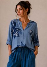 Oversized βαμβακερή μπλούζα Rio σε ραφ απόχρωση με μπλε floral print, V λαιμόκοψη