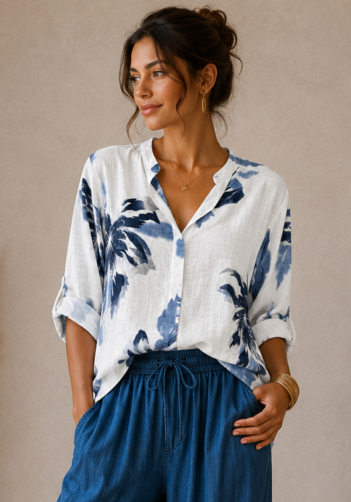 Oversized βαμβακερή μπλούζα Rio σε λευκή απόχρωση με μπλε floral print, V λαιμόκοψη