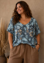 Γαλάζια boho μπλούζα Teresina με floral print, V λαιμόκοψη και άνετη γραμμή