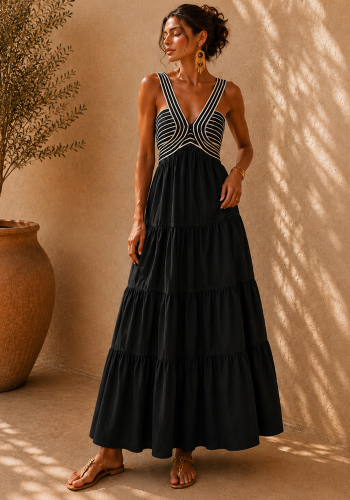Μαύρο boho maxi φόρεμα Hemera με πλεκτές εκρού λεπτομέρειες, βαθύ V ντεκολτέ και αέρινη γραμμή.