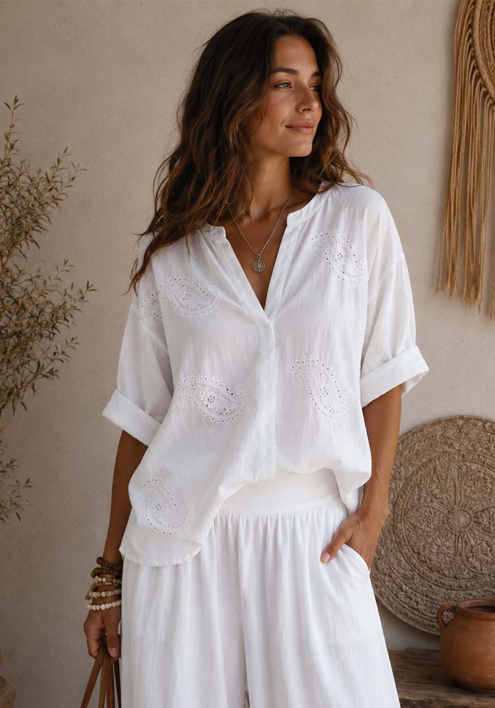 Boho μπλούζα Muse cotton σε λευκή απόχρωση με paisley κέντημα, γυριστά μανίκια και oversized εφαρμογή
