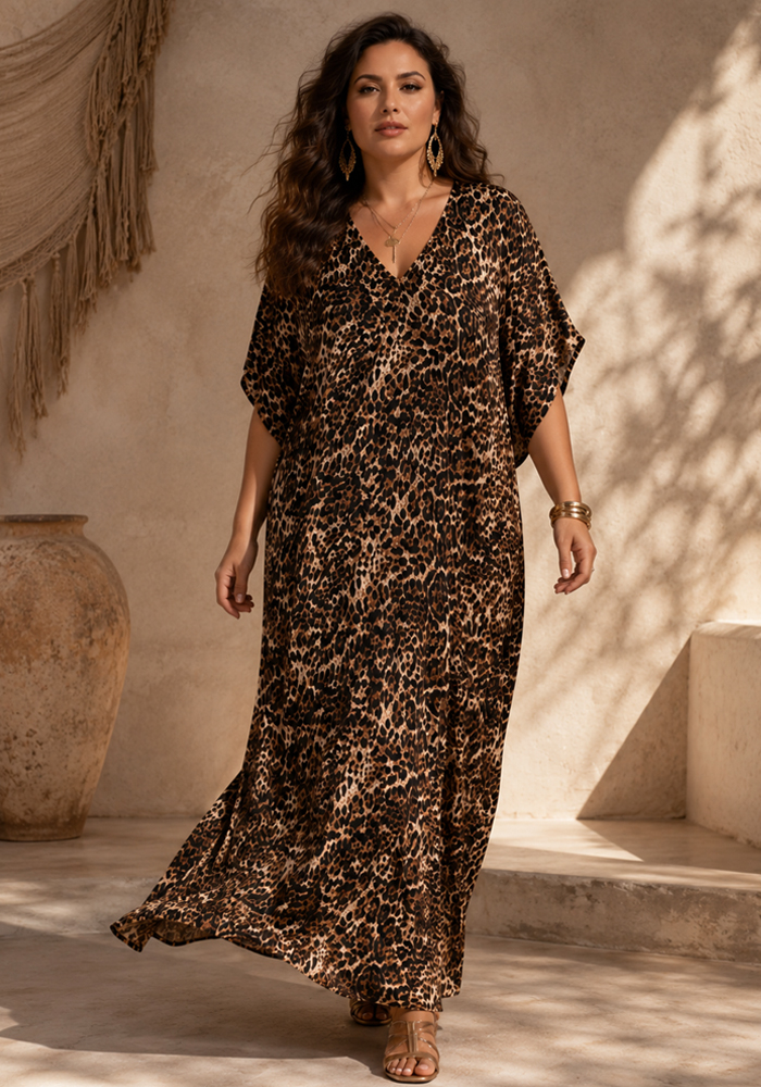 Plus size maxi καφτάνι Beliz με silk feel ύφασμα και leopard print.