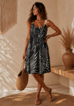 Boho φόρεμα Camille με ασπρόμαυρο abstract print, crochet τιράντες και ανοιχτή πλάτη με δέσιμο.