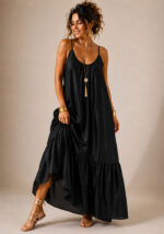 Boho chic maxi φόρεμα Luna σε μαύρο χρώμα, με βολάν και σατέν ανάλαφρο ύφασμα.