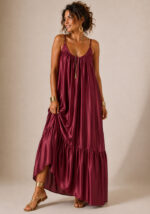 Boho chic maxi φόρεμα Luna σε μπορντώ χρώμα, με βολάν και σατέν ανάλαφρο ύφασμα.