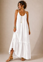Boho chic maxi φόρεμα Luna σε λευκό χρώμα, με βολάν και σατέν ανάλαφρο ύφασμα.