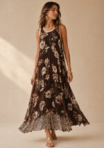 Boho chic πλισέ maxi φόρεμα floral Sienna σε σατέν ύφασμα σε γήινους τόνους.