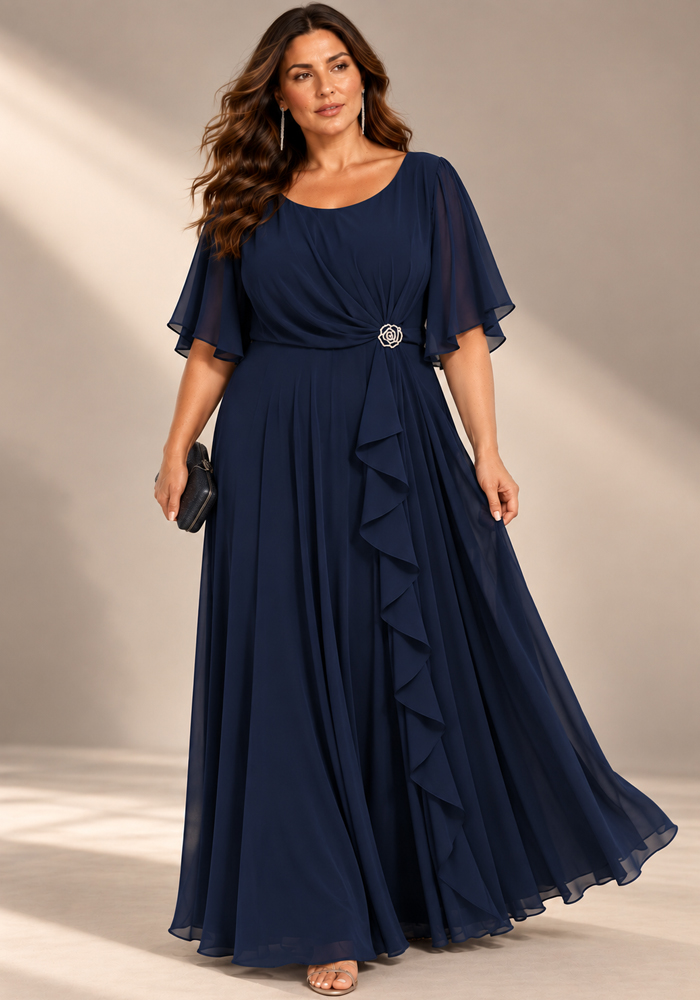 Plus size αέρινο maxi σιφόν φόρεμα Leila σε navy μπλε απόχρωση με ντραπέ σχέδιο, διακοσμητική λεπτομέρεια στη μέση και αέρινα μανίκια – PerfectDress.gr